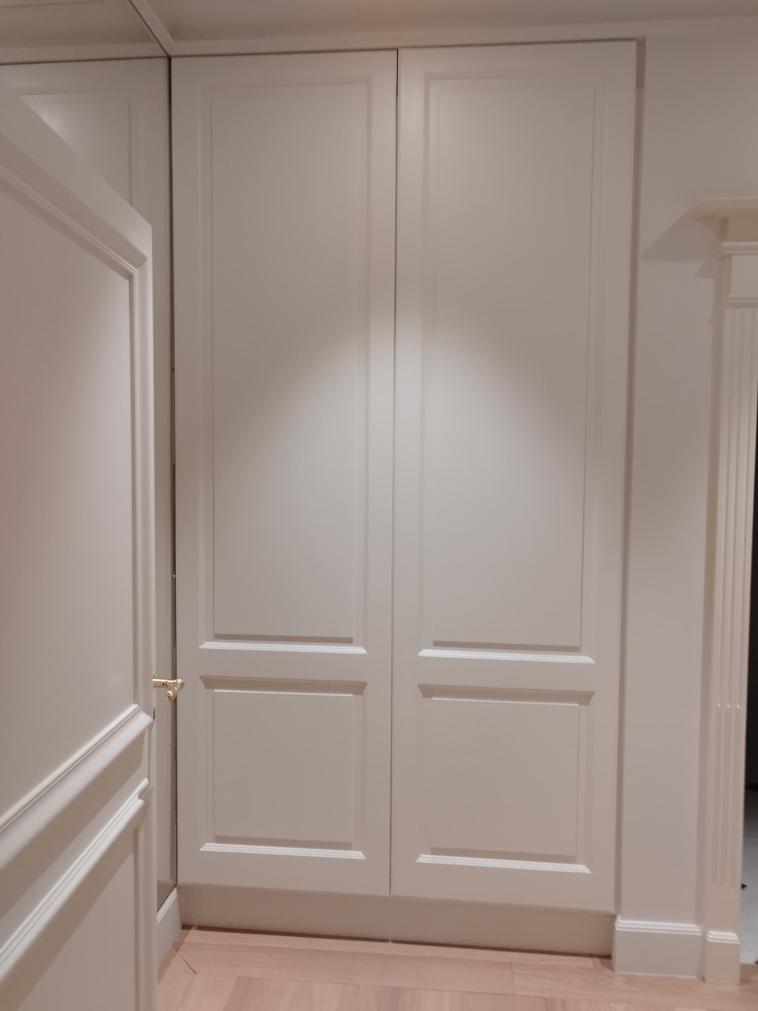 Porte en bois peinte